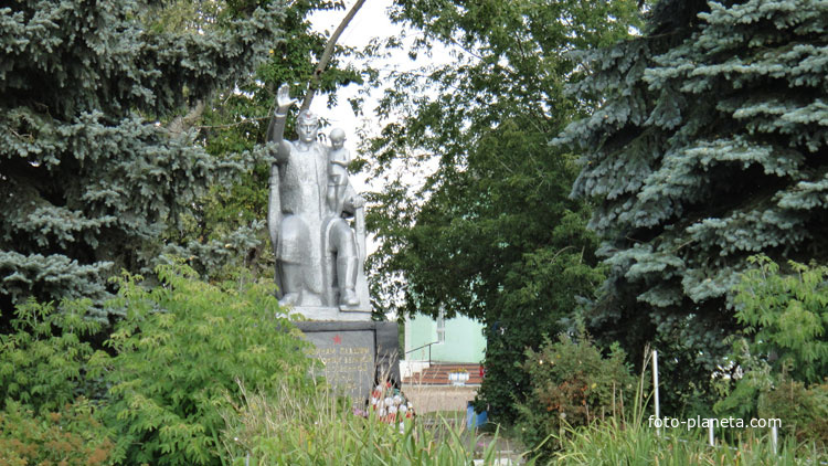 Памятник погибшим односельчаним