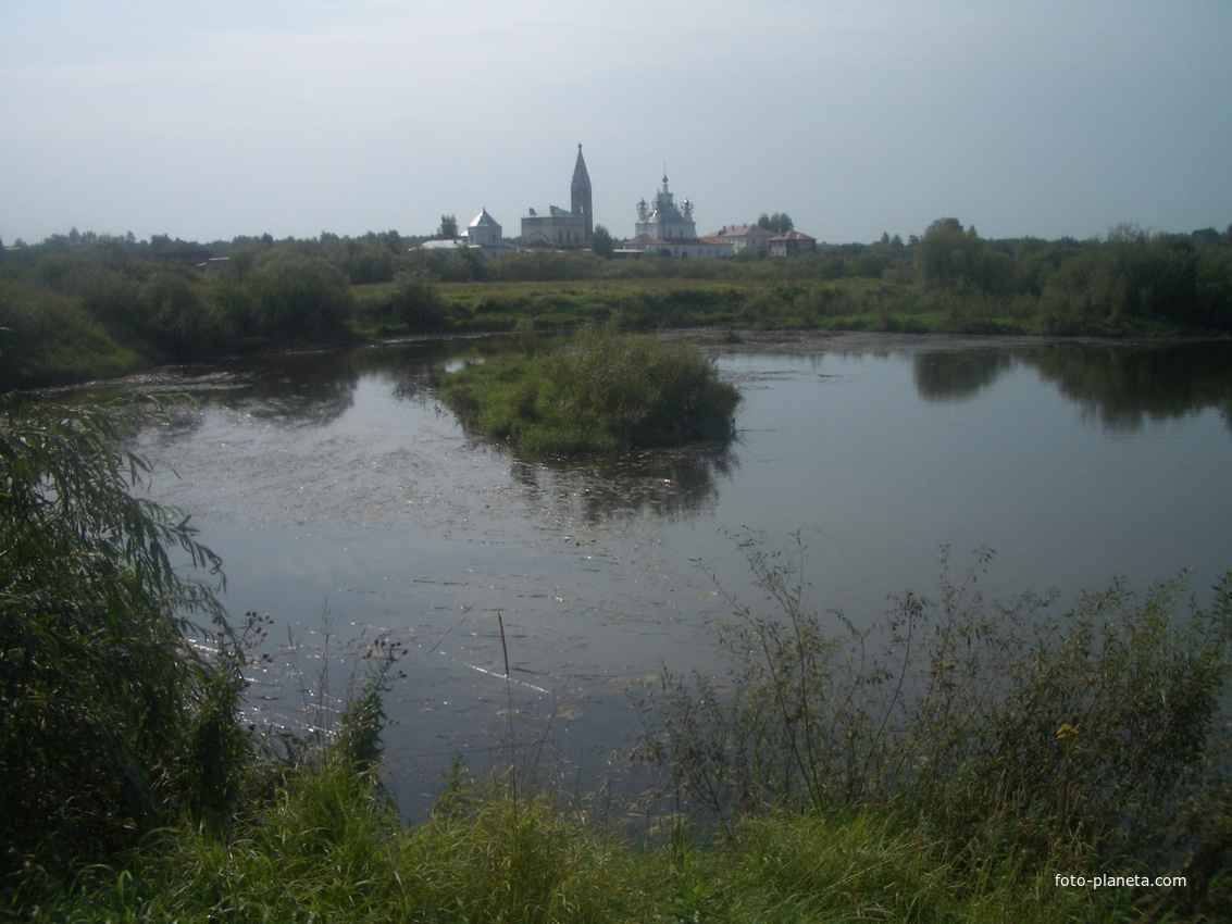 Вид на Железноборовский монастырь со стороны омута