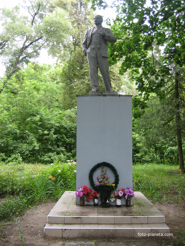 Памятник Ленину в парке