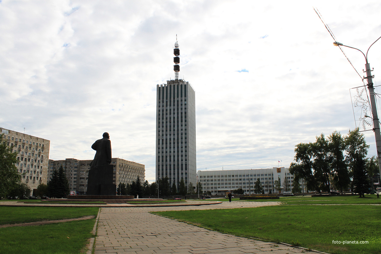 Площадь Ленина и высотное здание