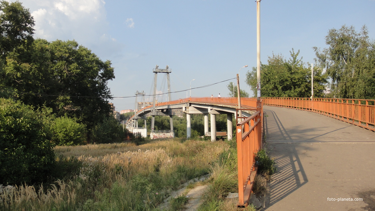 Пешеходный мост через реку Москва