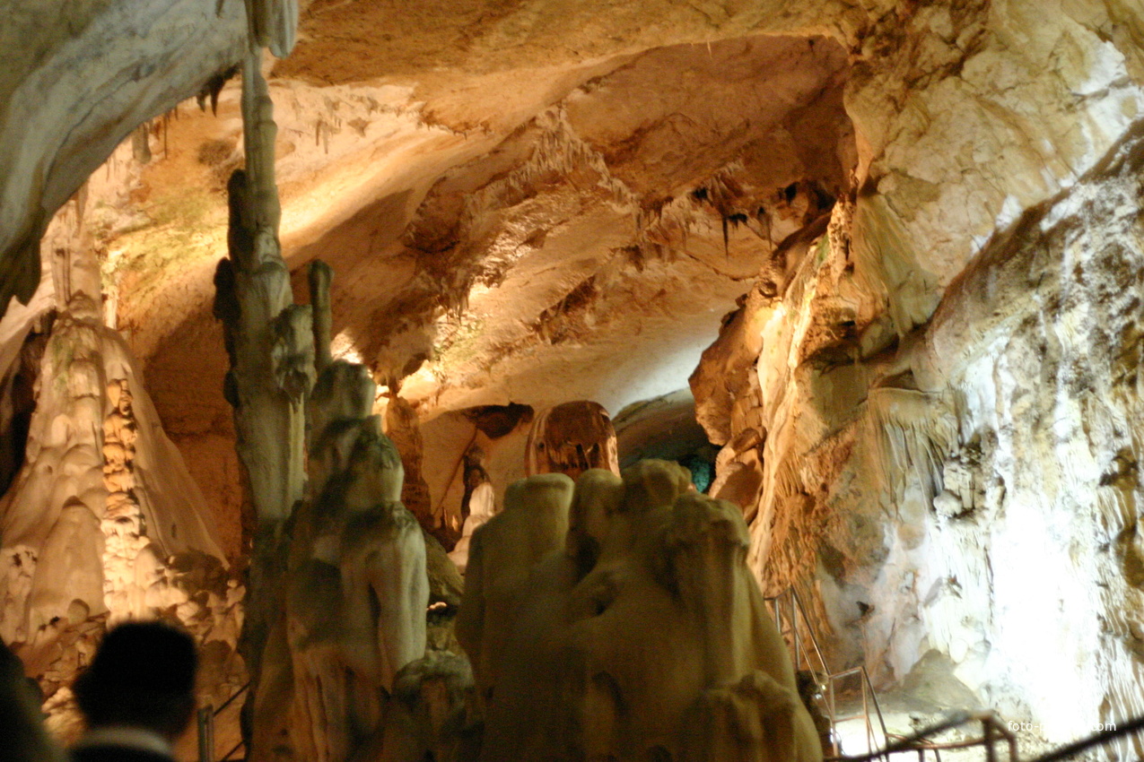 В пещере, под высокой горой