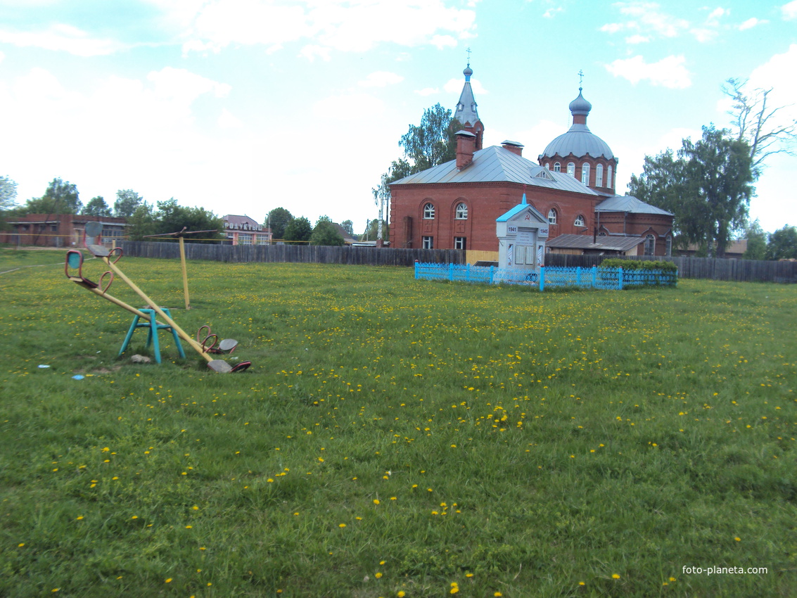 детская площадка,сзади церковь)