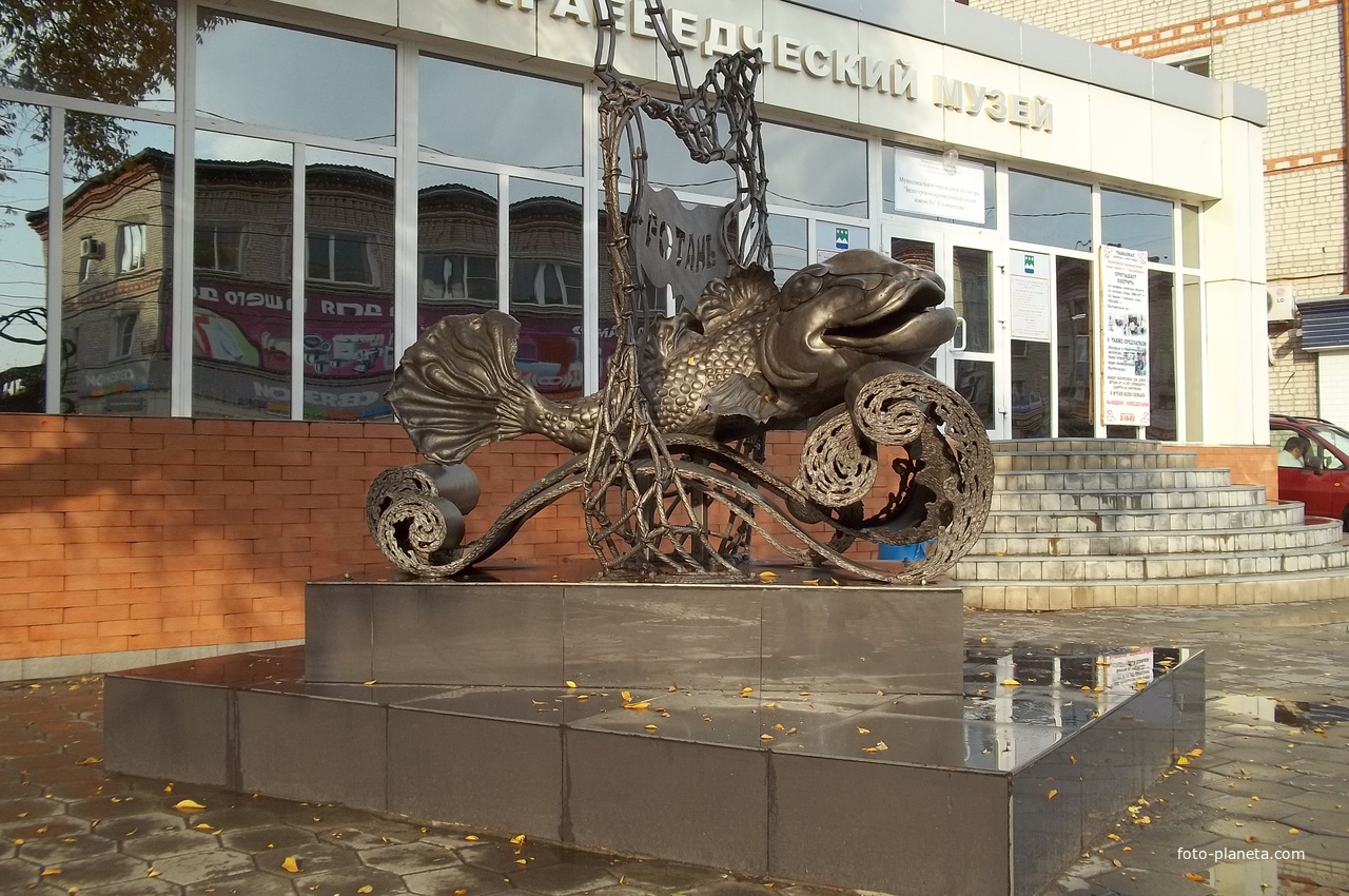 Памятник Амурскому ротану Белогорска Амурской области