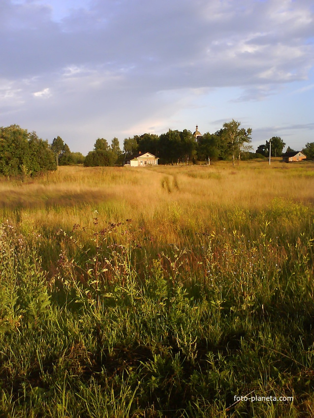 Вид на церковь с дороги в селе Еропкино