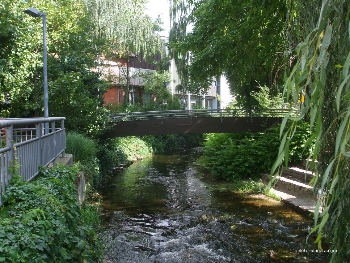 Пешеходный мостик через речку Кохер