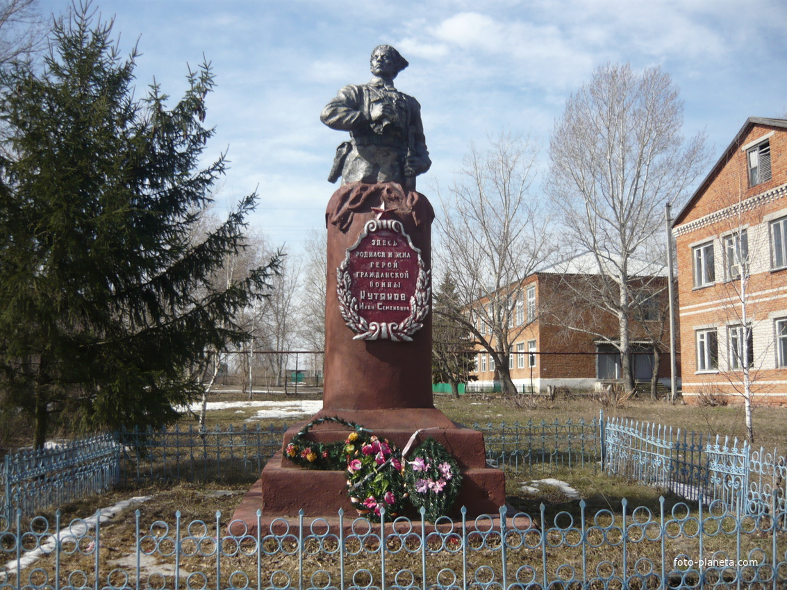 Памятник И.С. Кутякову в с. Красная Речка