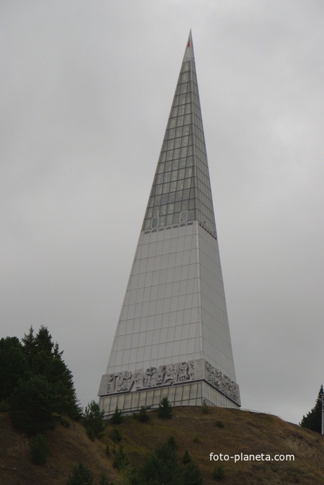 Памятник первооткрывателям земли Югорской