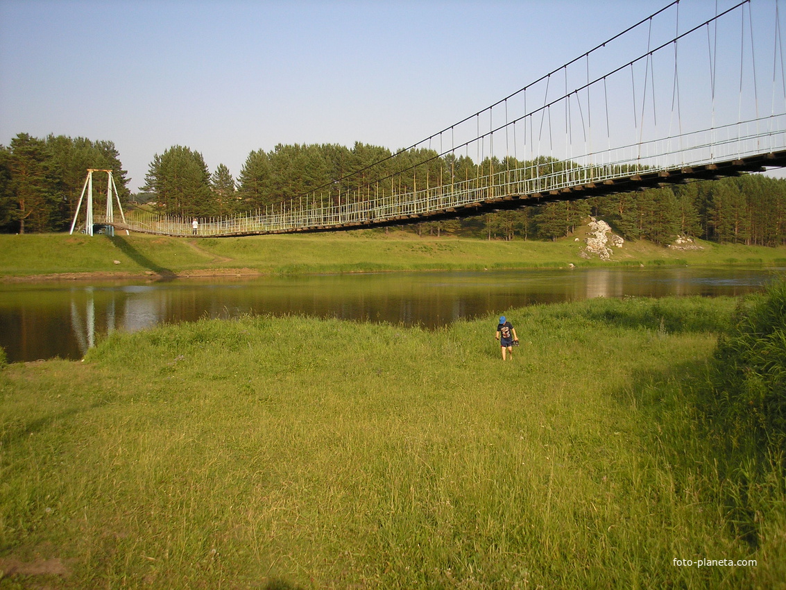 Подвесной мост у поселка Зыряновский и деревни Устьянчики