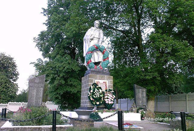 Памятник воинам села,погибшим в ВОВ