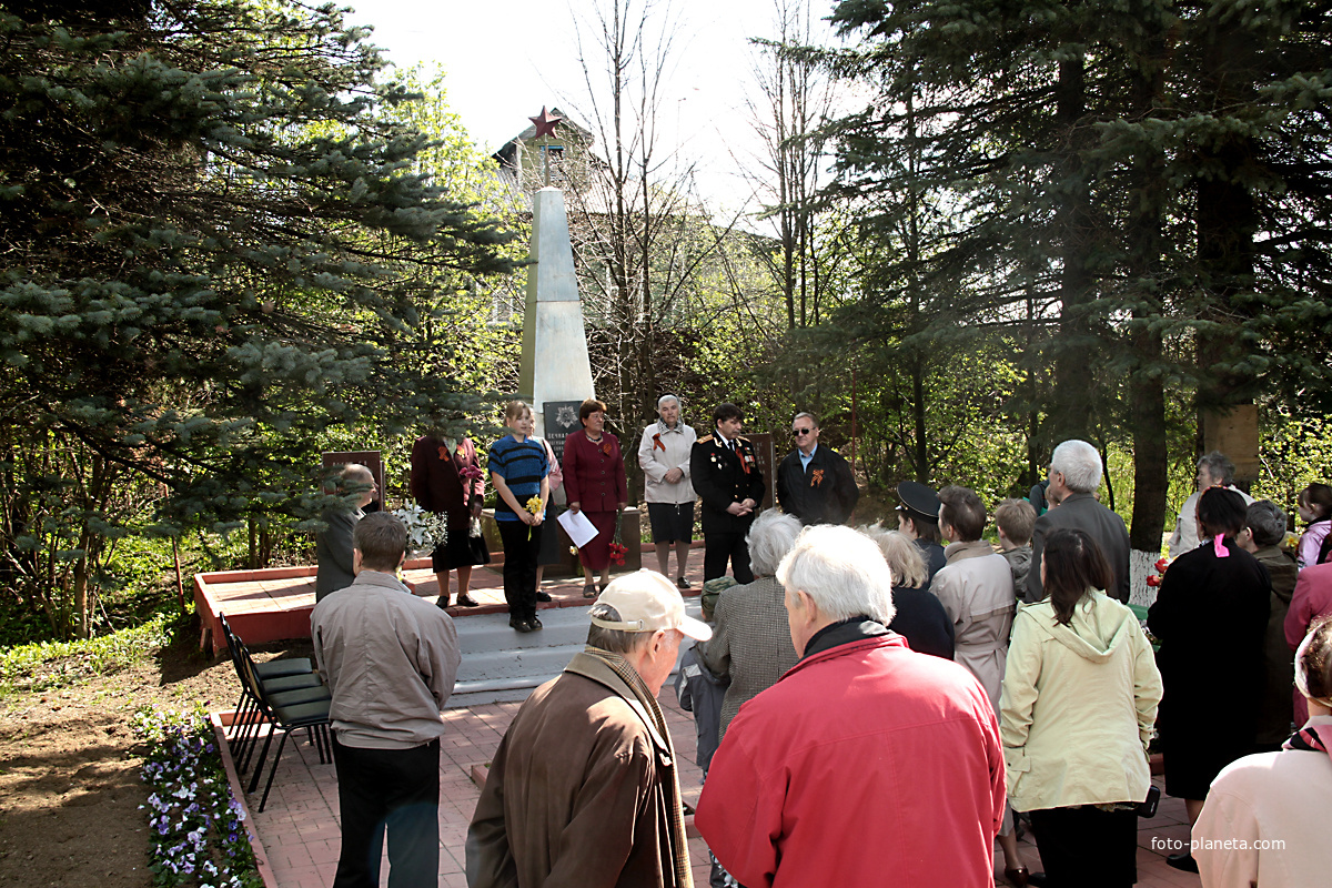 У памятника жителям д. Ларево, погибшим в ВОВ