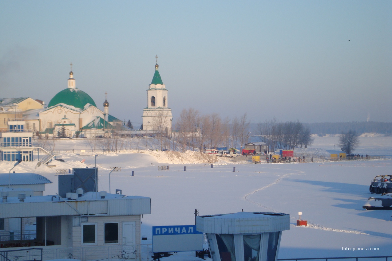 у стен монастыря