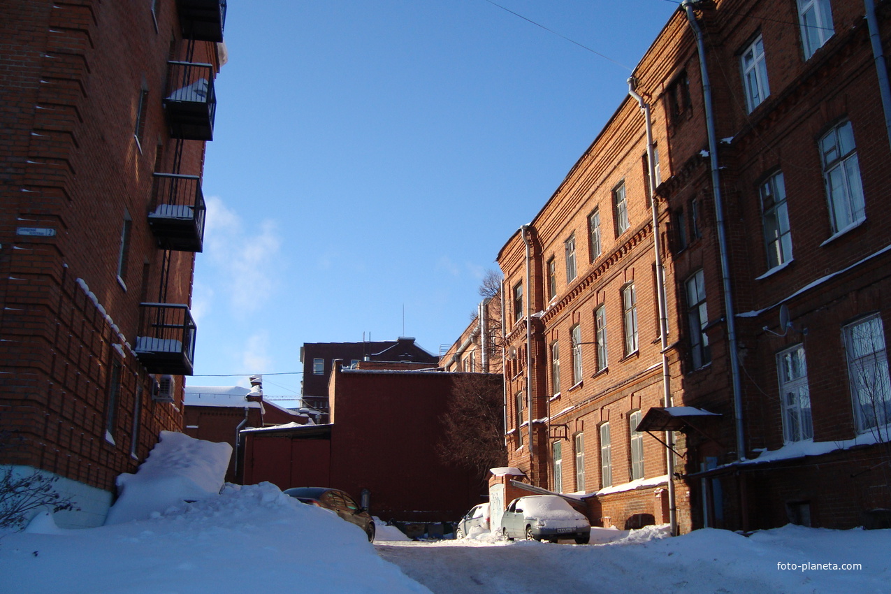 справа старейшее жилое здание в городе (ул.К.Иванова)