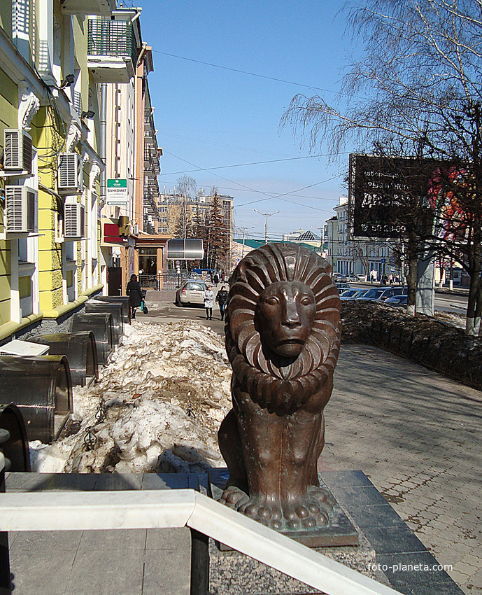 у входа в Арбитражный Суд