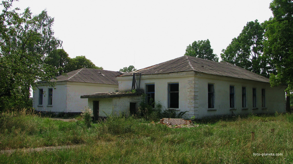 Здание бывшей школы (вид с обратной стороны), июль 2010г.