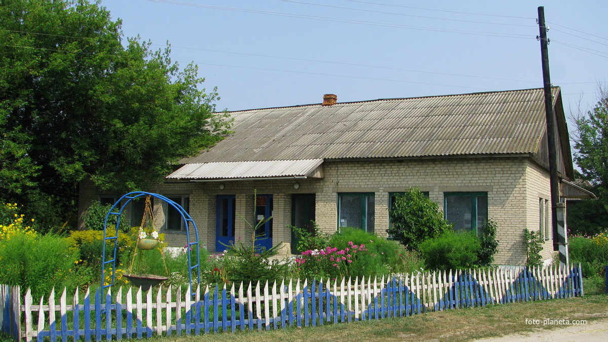 Здание бывшего сельсовета ( сейчас ФАП, библиотека, почта) июль 2010г.