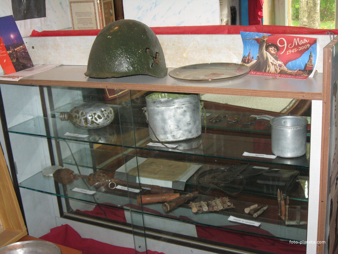 Витрина в музее воинской славы в клубе д. Веряжа