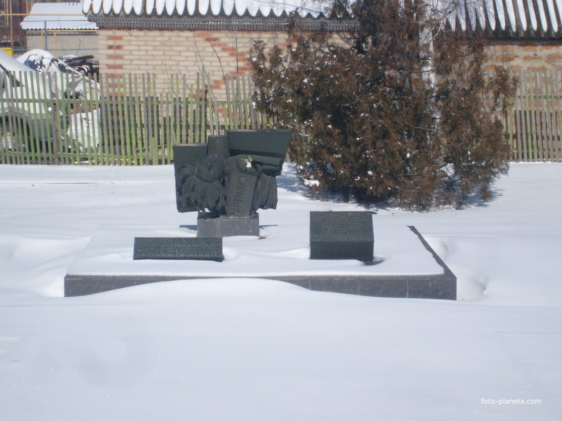 Мемориал &quot;Романовским подпольщикам&quot; во дворе музея