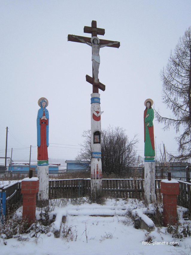 крест на дворе Свято - Алексеевской церкви