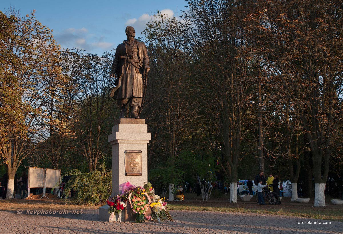 Памятник кошевому атаману Сирко