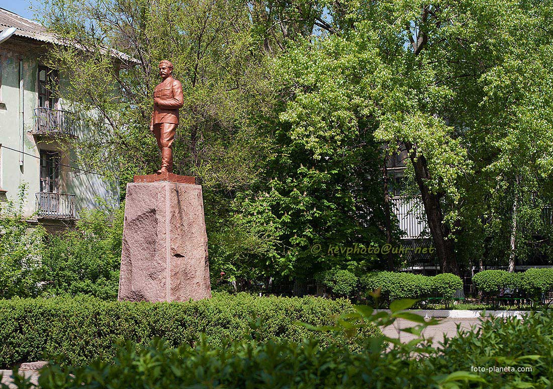 Памятник С. Орджоникидзе