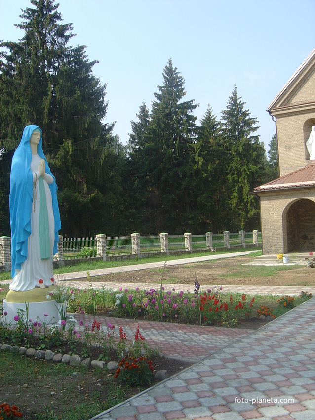 Дева Мария у костела