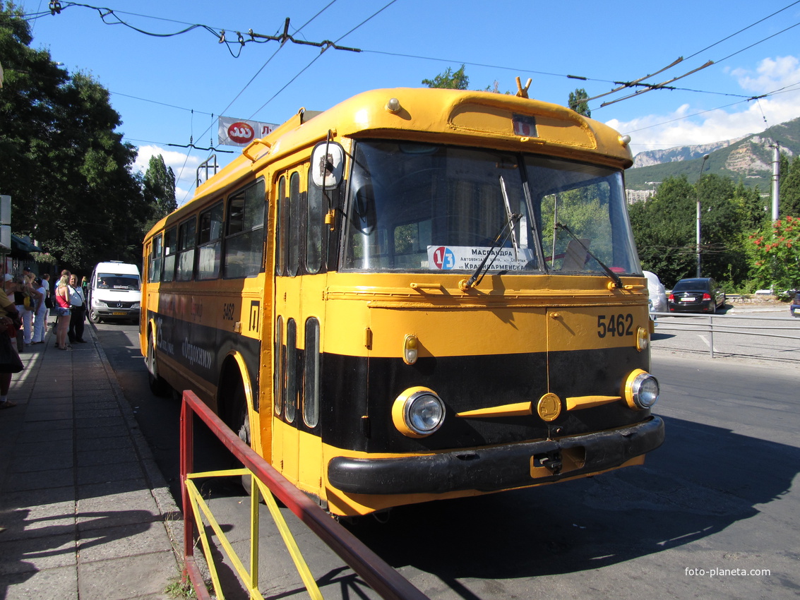 Старый троллейбус на Московской улице