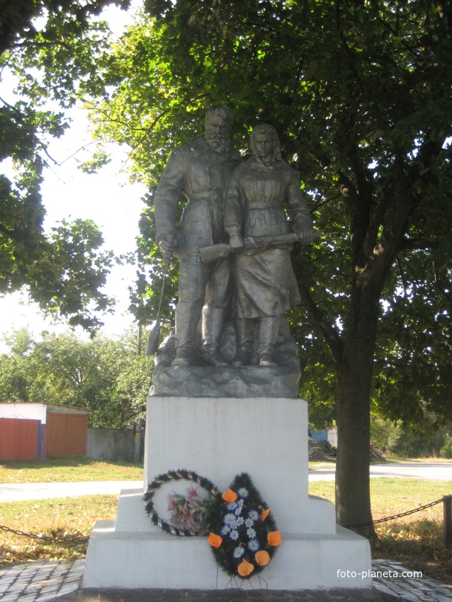 Пам&#039;ятник партизанам в центрі села Мочалище
