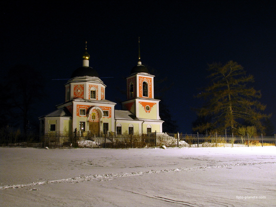 Церковь в Дарьино ночью