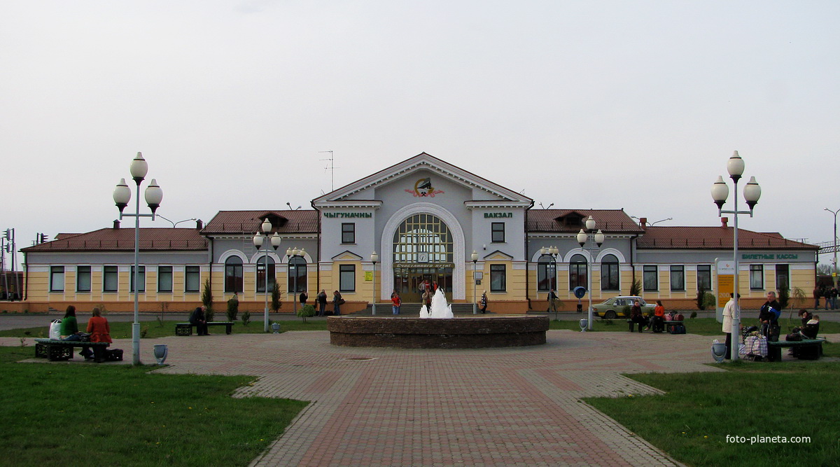 Железнодорожный вокзал  (вид со стороны города)