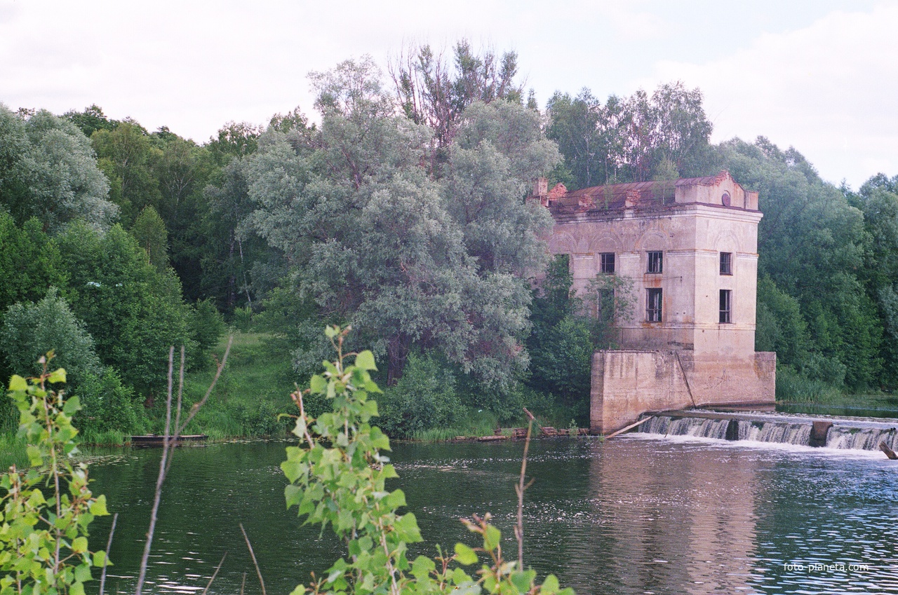 Здание бывшей ГЭС в д.Марьино.2010г.