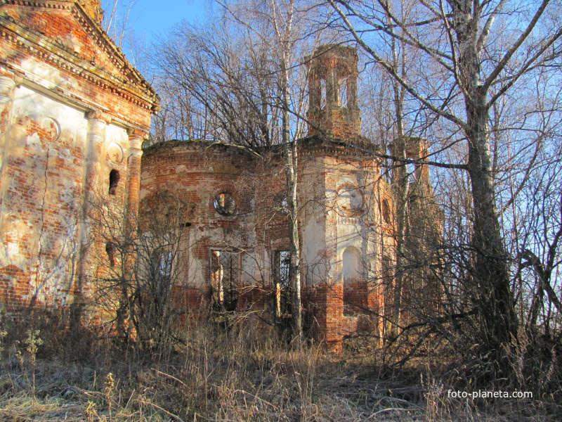 д.Чурилово, осень 2011 г., развалины Казанской церкви.