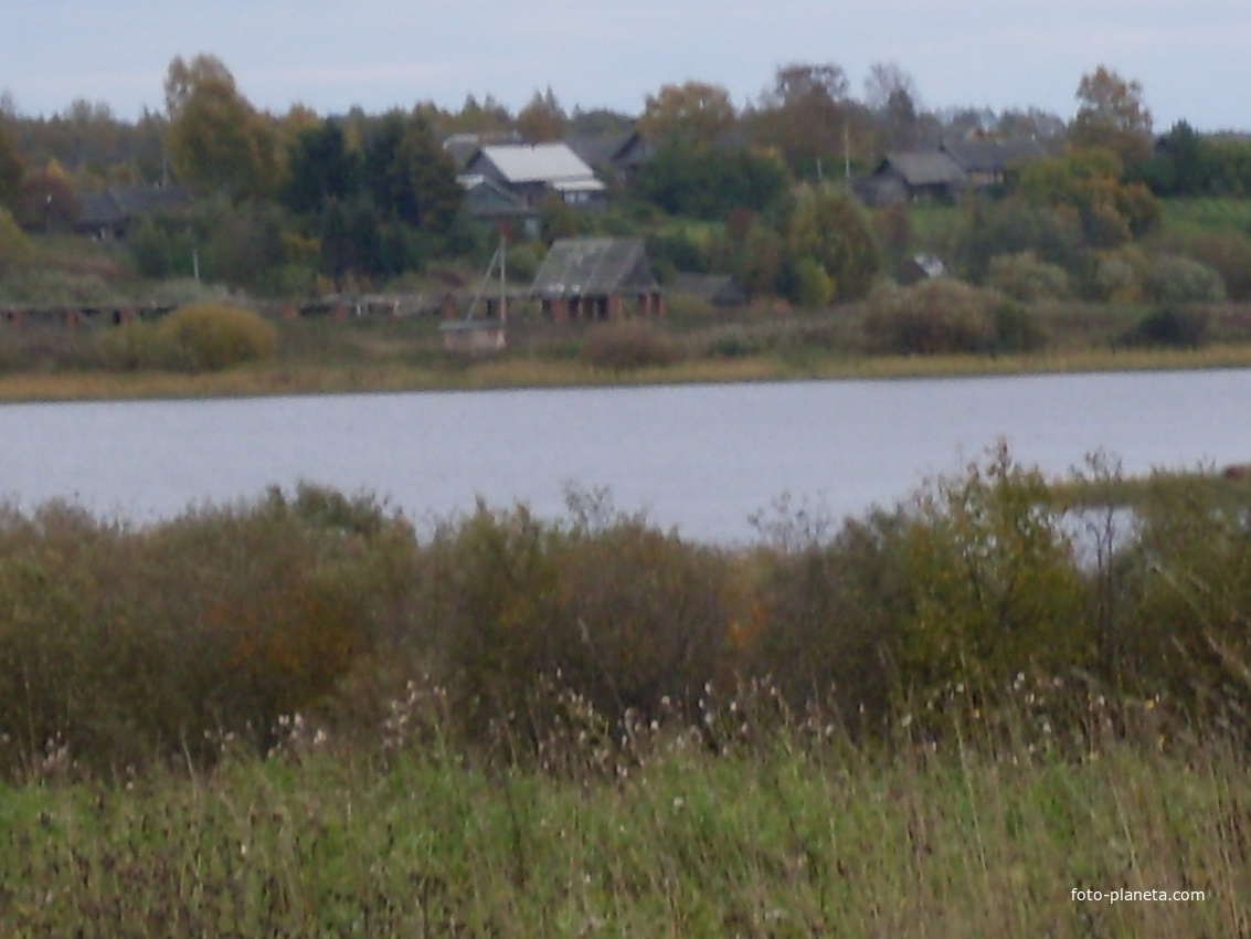 вид деревни с противоположного берега озера
