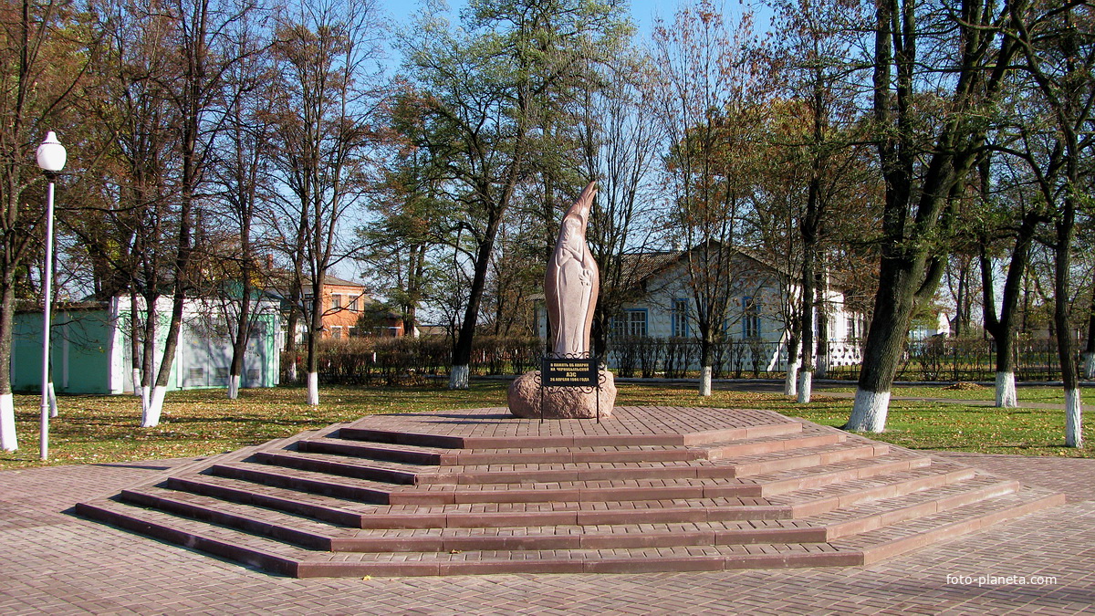 Скульптура в память об аварии на Чернобыльской АЭС открыта 26.04.2010г.( скульптор В. Козловский)