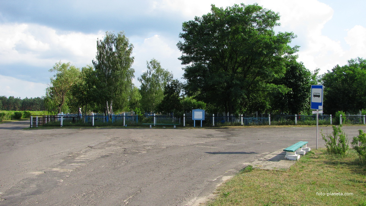 Автобусная остановка возле городского кладбища