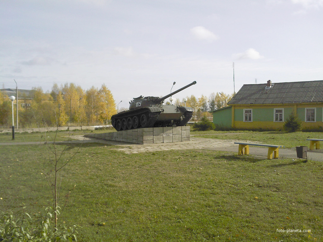 Памятник участникам вооруженных конфликтов возле администрации района