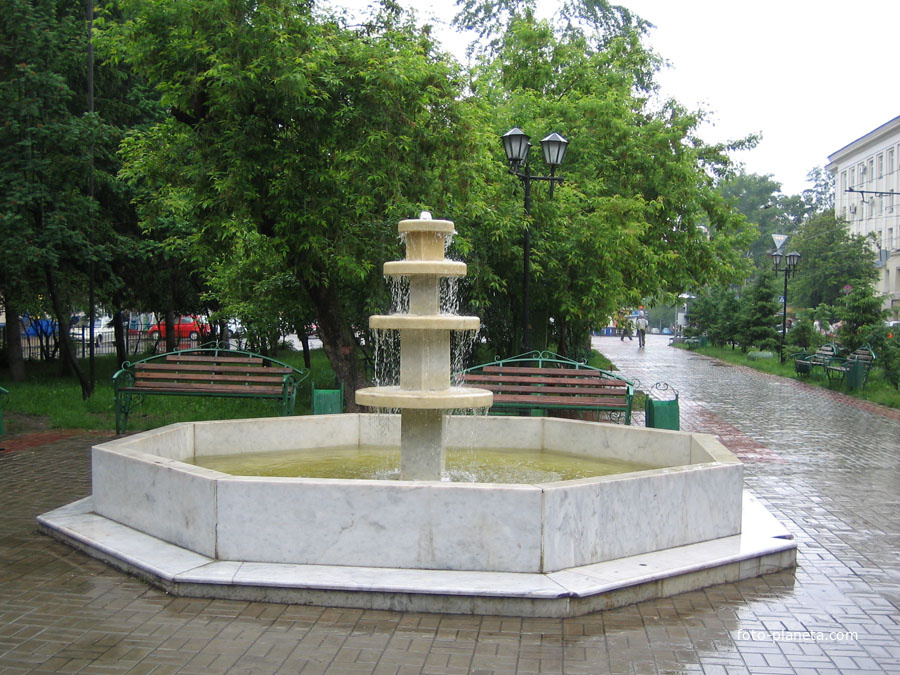 Небольшой городской фонтан