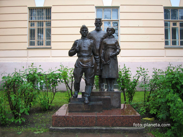 Памятник солдату около Медицинской Академии