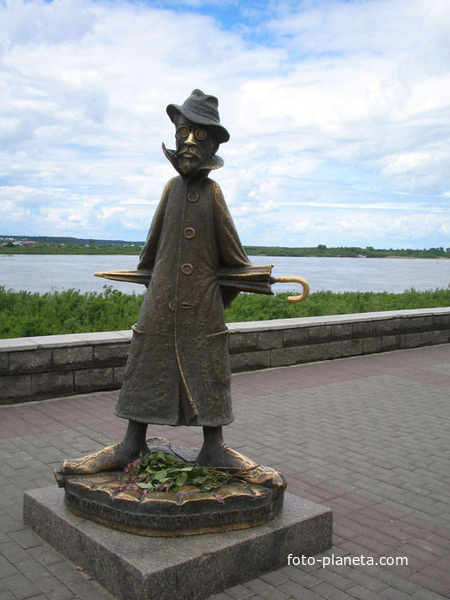 Памятник А.П. Чехову на набережной
