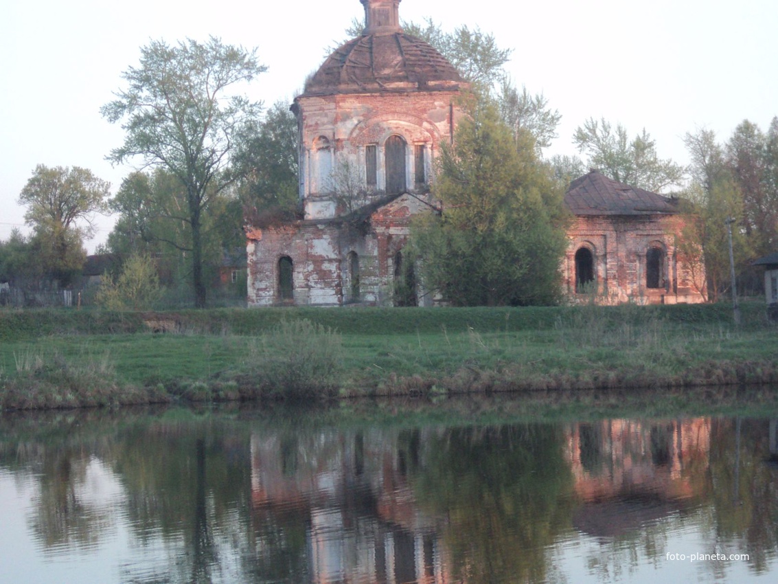 Церковь у пруда в с. Михайловское