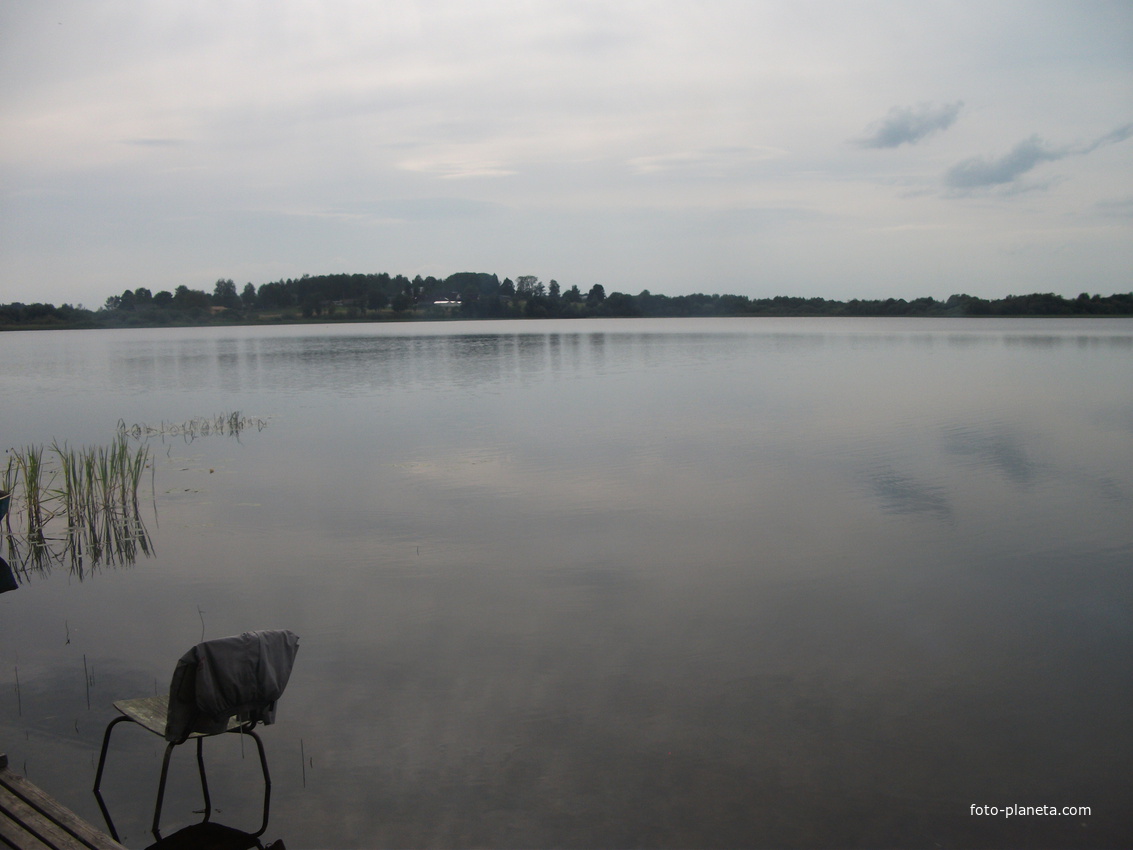 Вид через озеро Каркомля на Ивановское