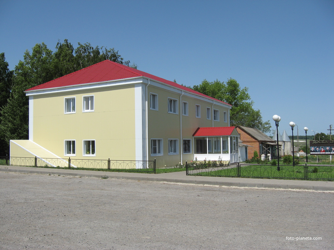 Административное здание колхоза. июнь 2009 г.