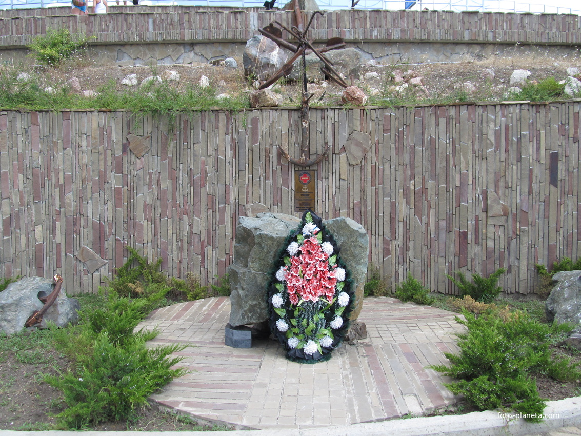 Храм Святителя Николая Мирликийского. Памятник теплоходу Армения, затонувшего во время ВОВ.