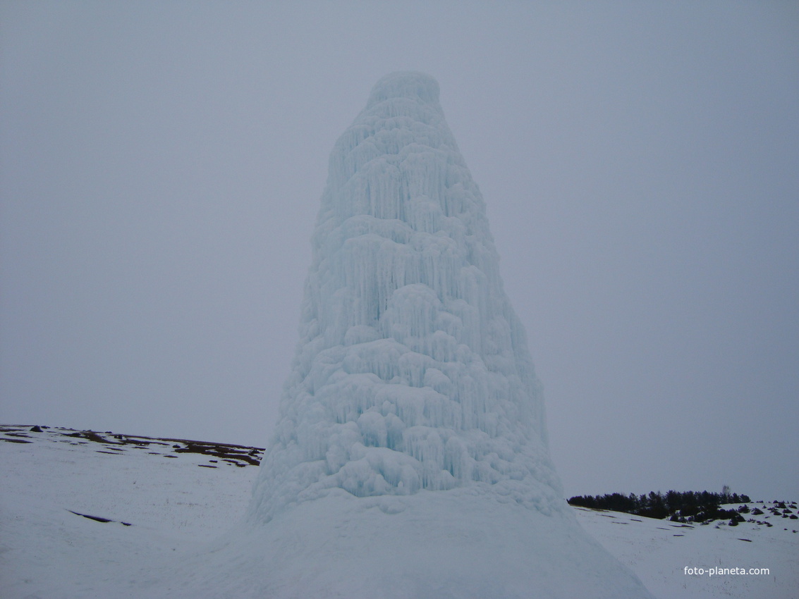 Замерзший фонтан на холме