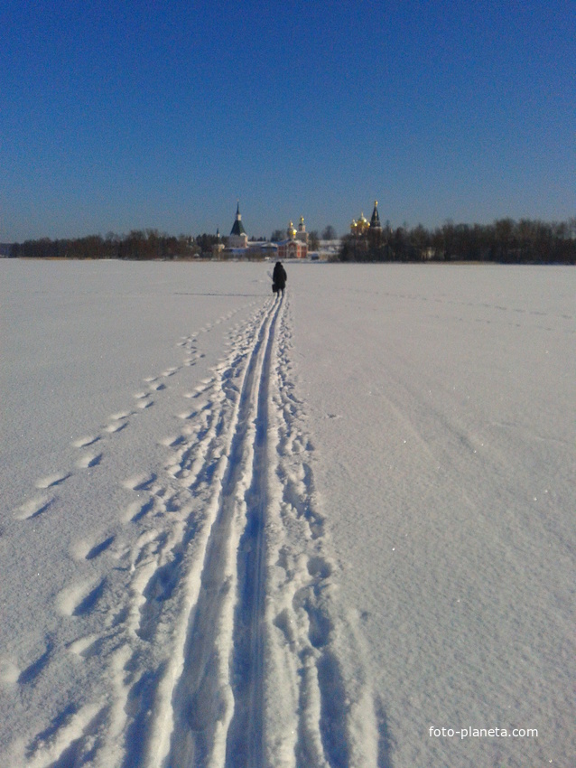 дорога к монастырю по льду