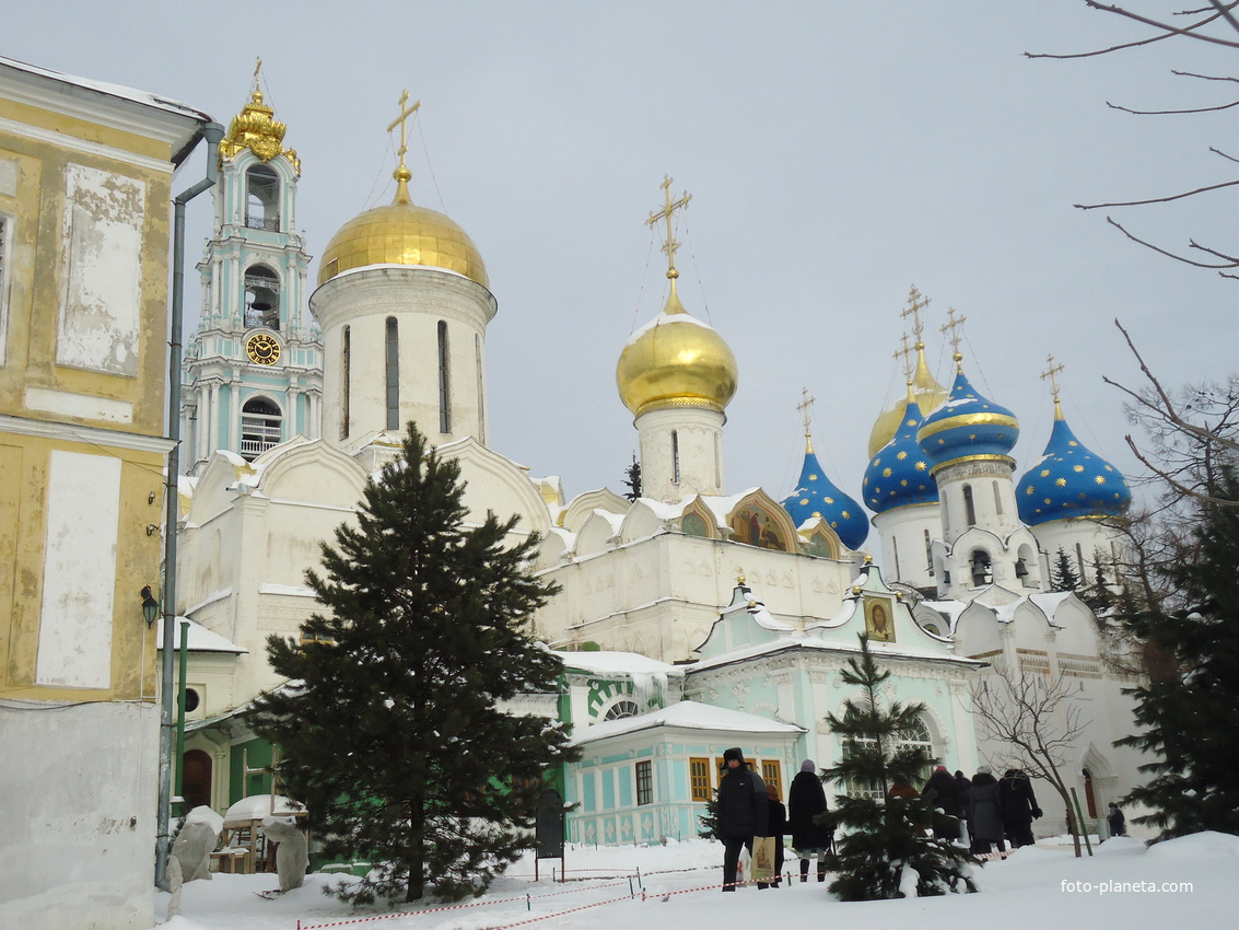 на переднем плане Троицкий Собор, где находятся мощи Преподобного Сергия Радонежского