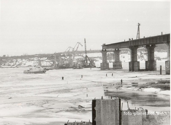 Строящийся мост через реку Волга (1983-86г.) в эксплуатацию введен в 1986г.