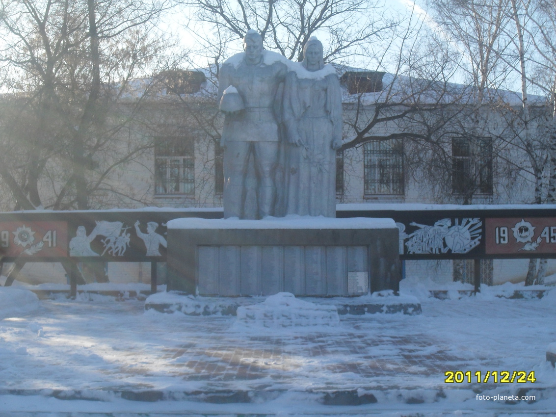 Памятник на центральной площади с. Сергиевск, памяти земляков, павших в ВОВ 1941-45 гг.