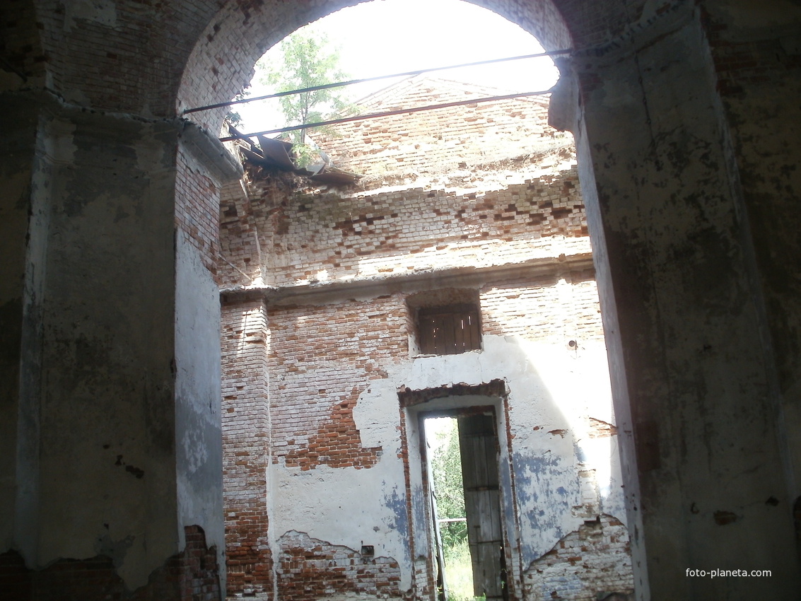 Внутри разрушенной церкви