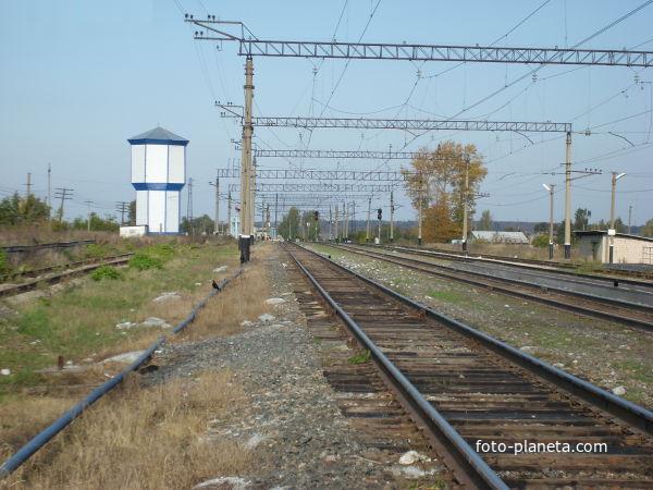 Железнодорожные пути и водонапорная башня